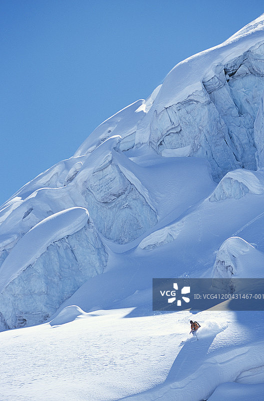 男子在非雪道滑雪图片素材