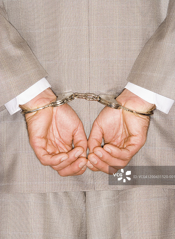 戴着手铐的商务人士，后视图图片素材