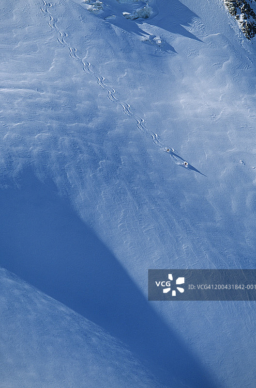 两个男人滑雪航拍视角图片素材