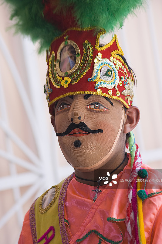 节日上的蒙面舞者图片素材