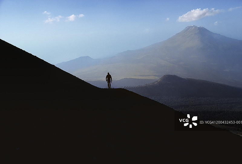 墨西哥：男子下降波波卡特佩特火山的轮廓图片素材