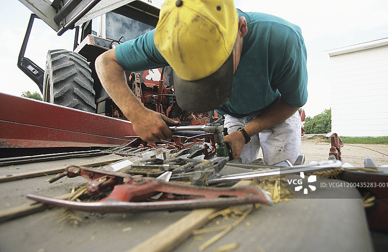 修理农具的男人图片素材