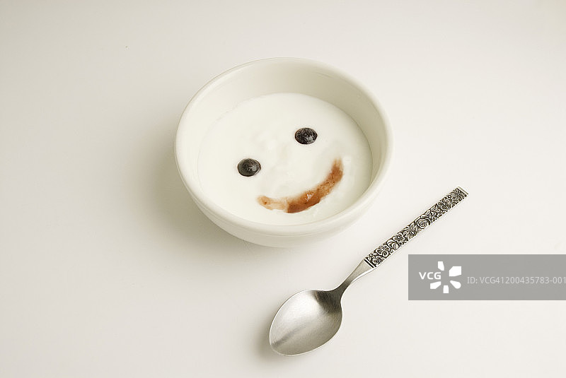 浆果酸奶碗中的笑脸图片素材