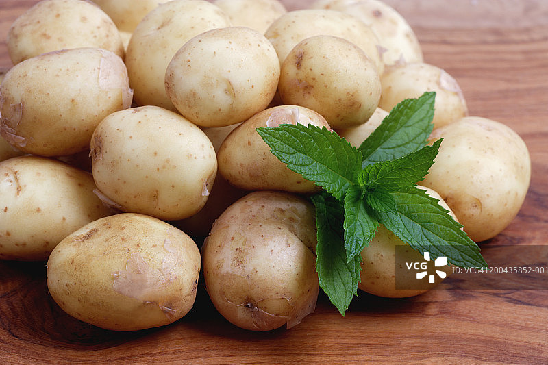 带薄荷枝的新土豆堆，特写图片素材