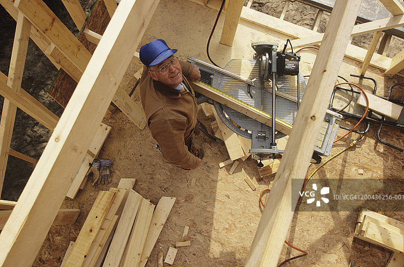 木匠用切割锯切割木材，肖像，俯视图图片素材