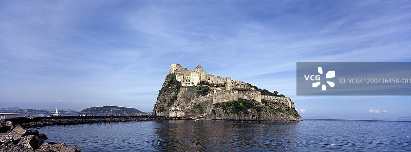 意大利卡帕尼亚伊斯基亚：伊斯基亚桥的阿拉贡城堡图片素材