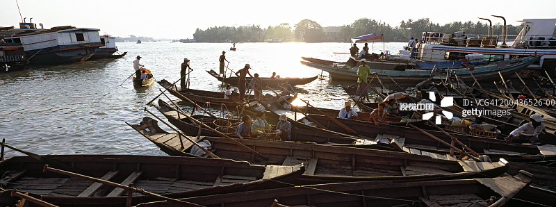 缅甸勃生：伊洛瓦底江上停泊的船只和人们图片素材