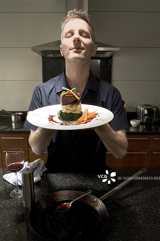 男人闭着眼睛端着美食图片素材