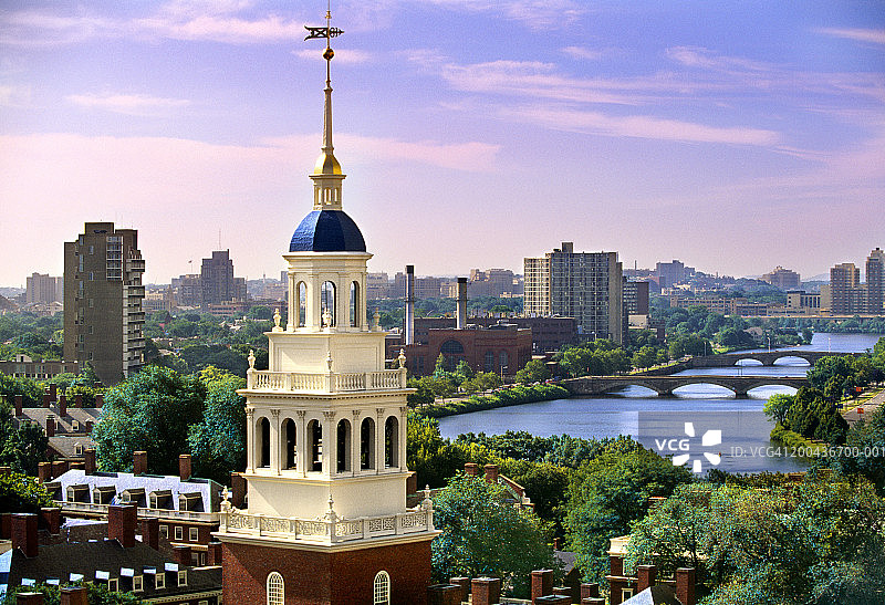 美国马萨诸塞州剑桥市哈佛大学和查尔斯河图片素材