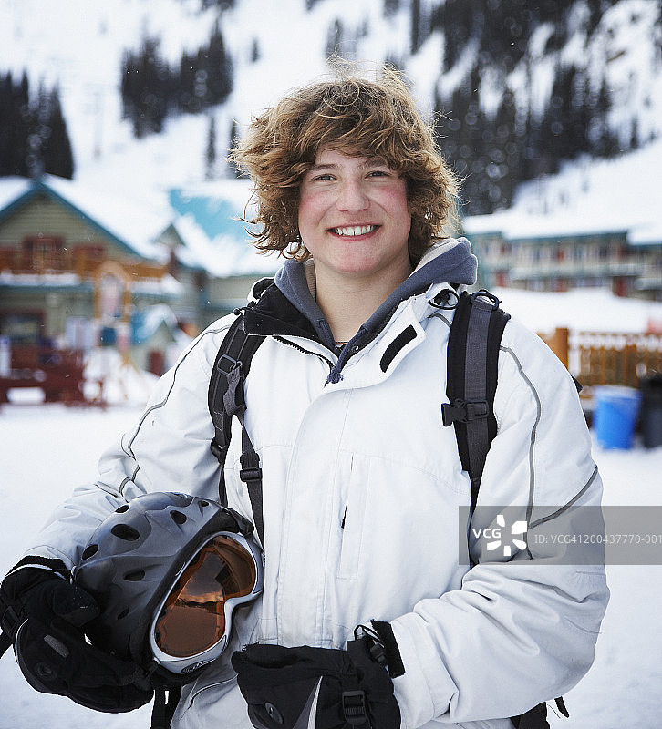 穿着滑雪服微笑的青少年男孩（14-16岁）肖像图片素材