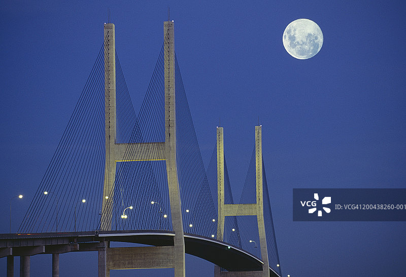 加拿大温哥华菲沙河黄昏时的亚历克斯·弗雷泽桥图片素材