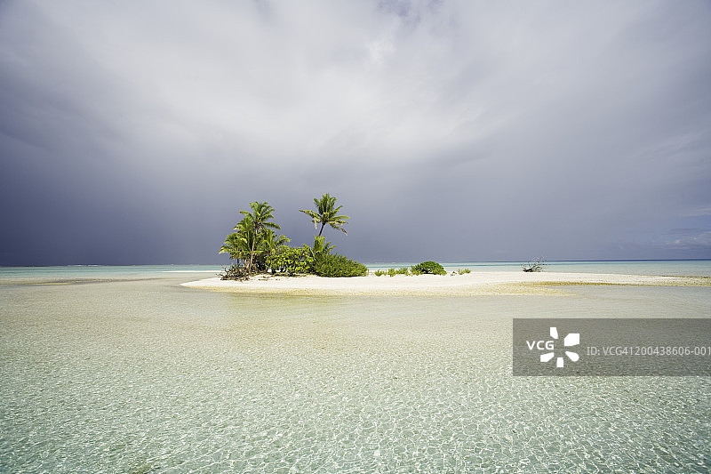 法属波利尼西亚图阿莫图群岛，法卡拉瓦附近的小岛图片素材