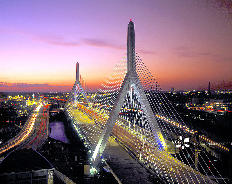 美国马萨诸塞州波士顿：伦纳德·P·扎金邦克山大桥，黄昏时分图片素材