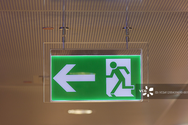 紧急出口标志，特写图片素材