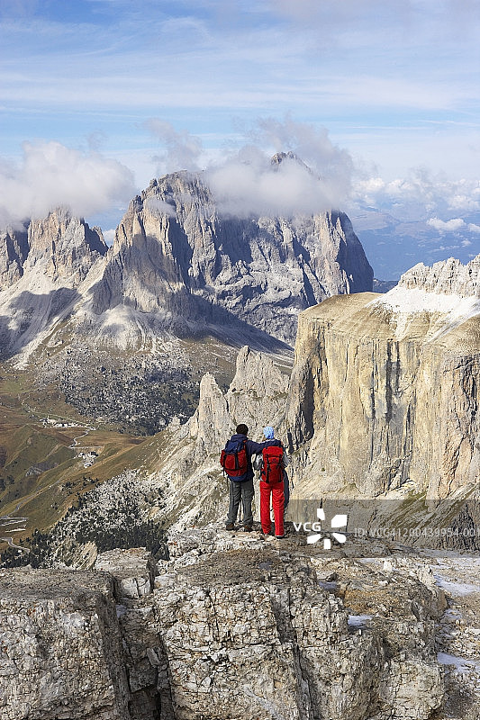 意大利阿尔托阿迪杰，年轻夫妇站在山顶，后视图图片素材