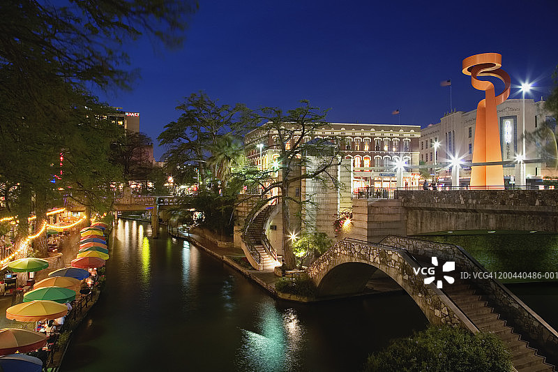 美国德克萨斯州圣安东尼奥圣安东尼奥河畔步道黄昏图片素材