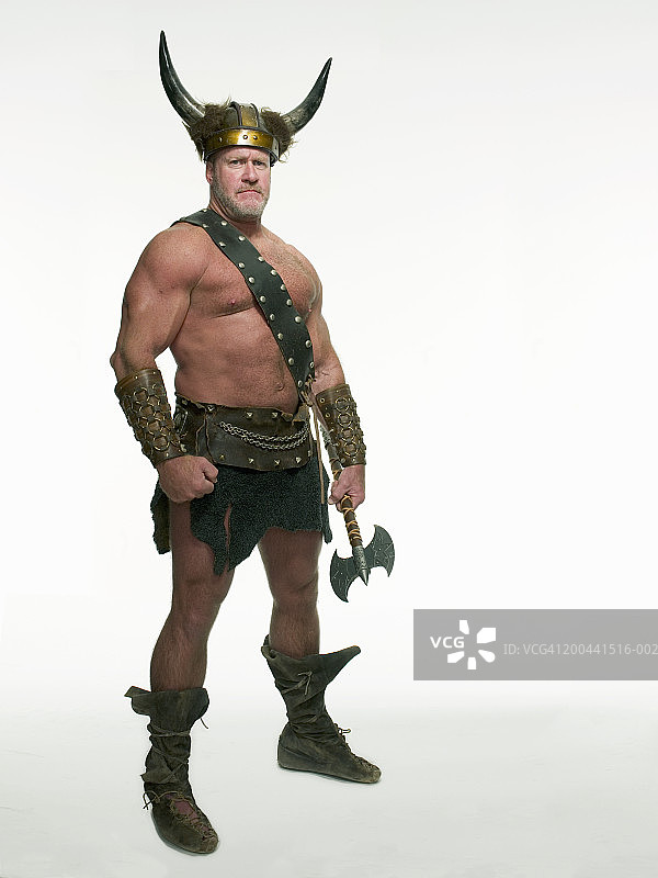 身穿维京服饰的男人肖像图片素材
