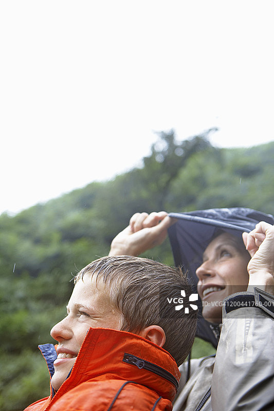 雨中母子仰望天空微笑图片素材
