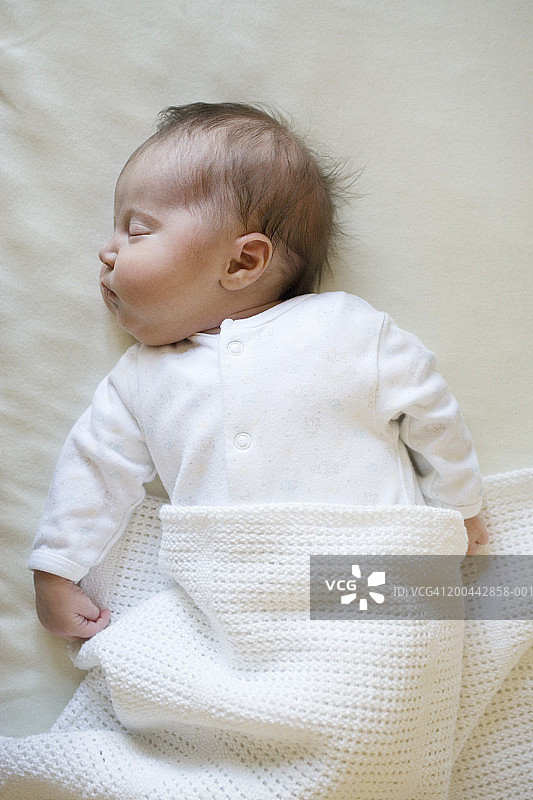 俯视：正在睡觉的女婴（0-3个月）图片素材