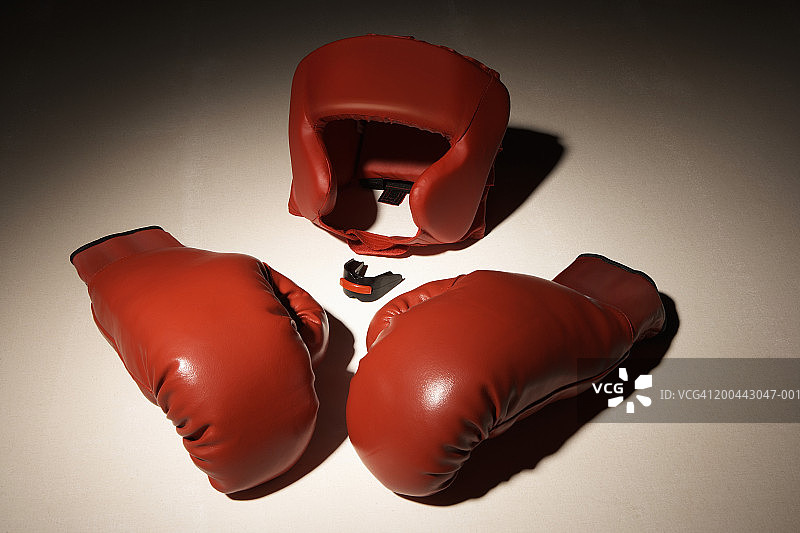 拳击手套和头部保护器俯视图图片素材