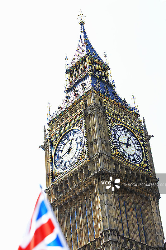 伦敦大本钟与前景中的英国国旗图片素材