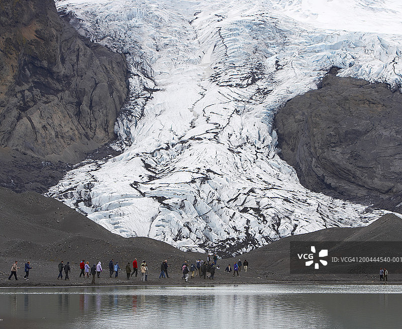 冰川底部的游客图片素材