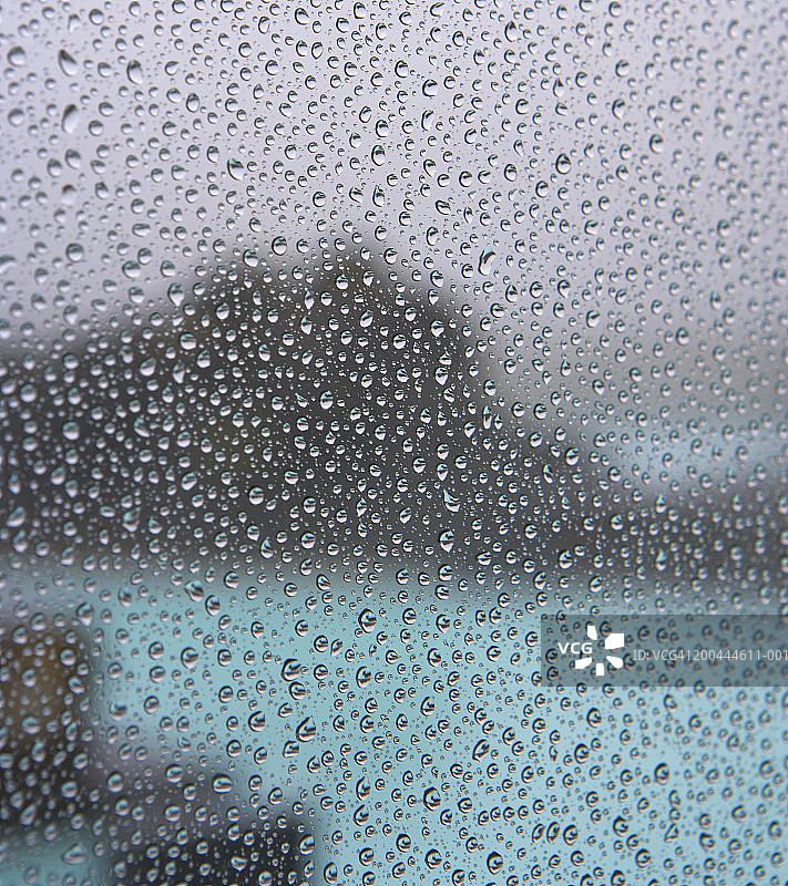 窗户上的雨滴特写图片素材
