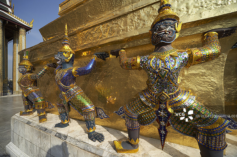 泰国曼谷玉佛寺神话人物雕带图片素材
