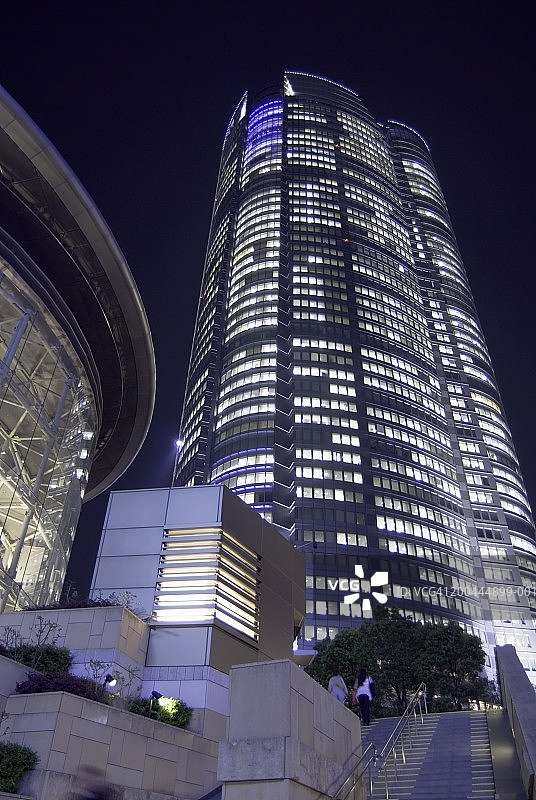 日本东京六本木新城森大厦夜景（仰视）图片素材