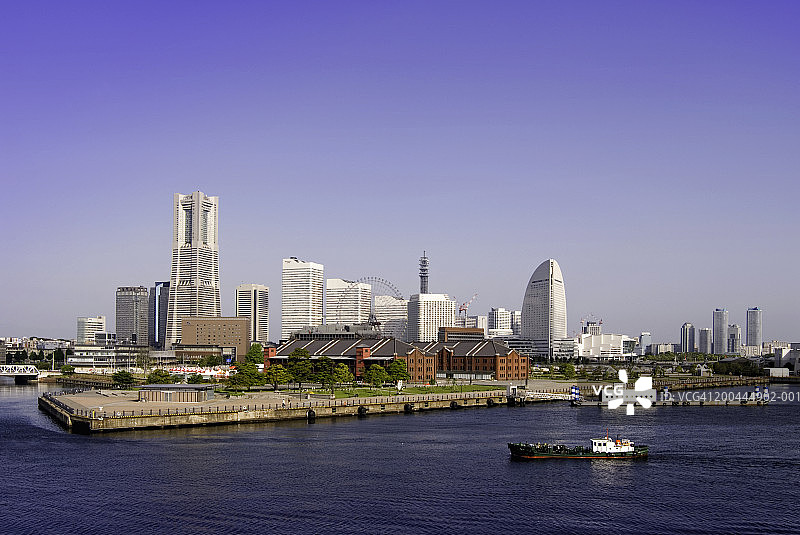 日本东京湾地标大厦城市天际线图片素材