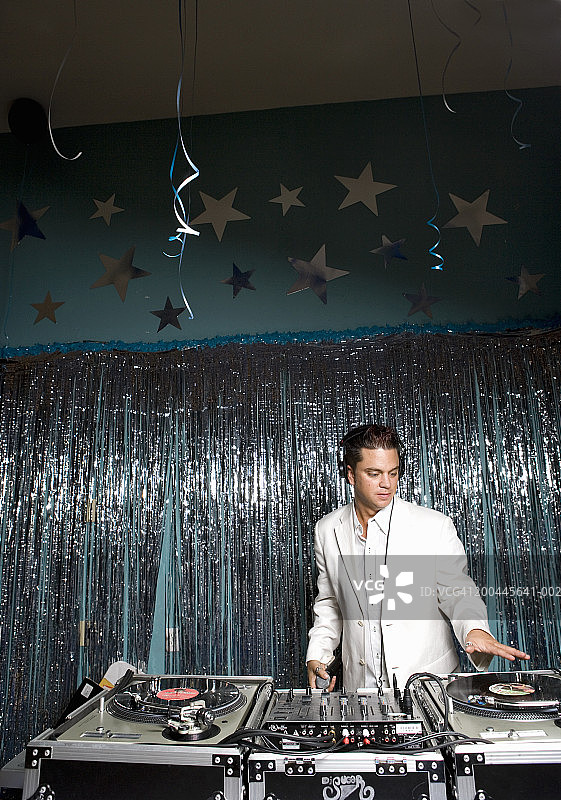 在舞台上播放唱片的男DJ（仰视）图片素材