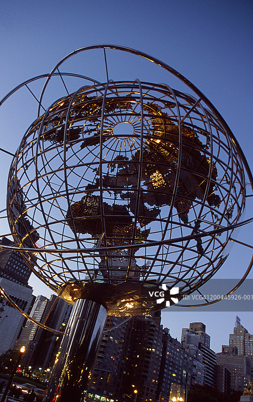 美国纽约：哥伦布圆环的地球仪低角度视图图片素材