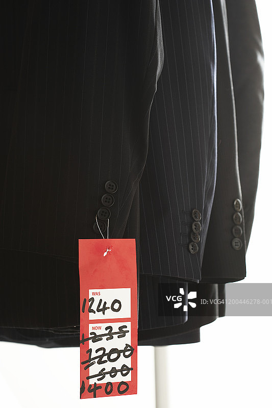 挂在西装上的促销标签特写图片素材