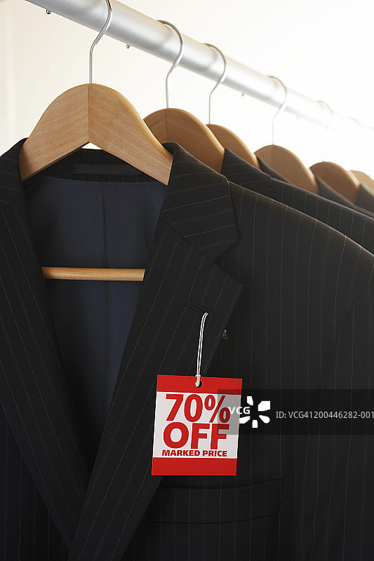 挂在西装上的促销标签特写图片素材