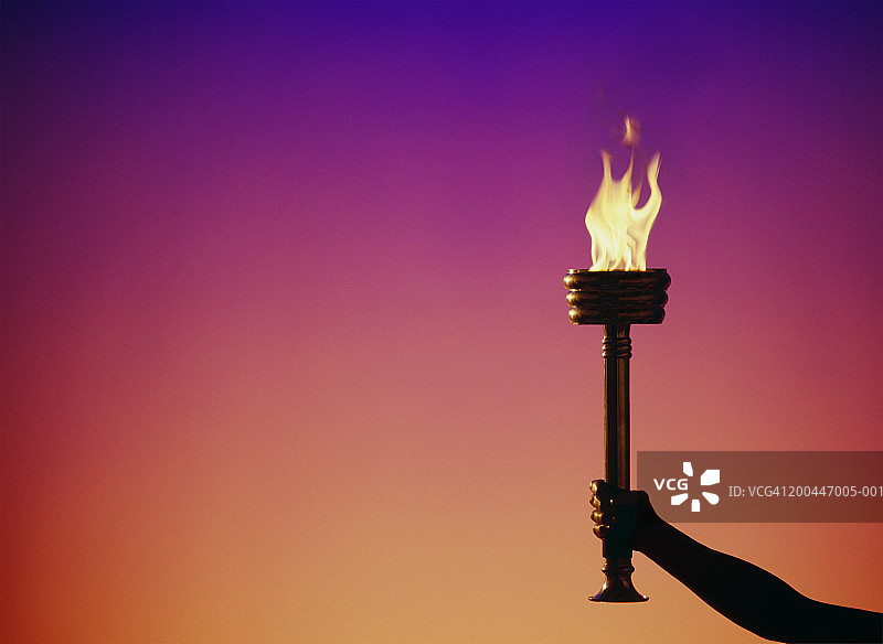 手持燃烧的火炬特写图片素材