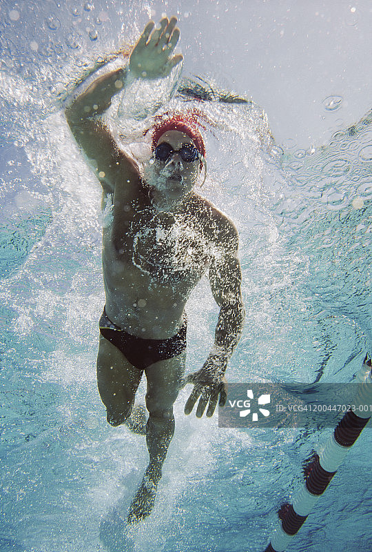水下视角：男子在泳池游泳图片素材