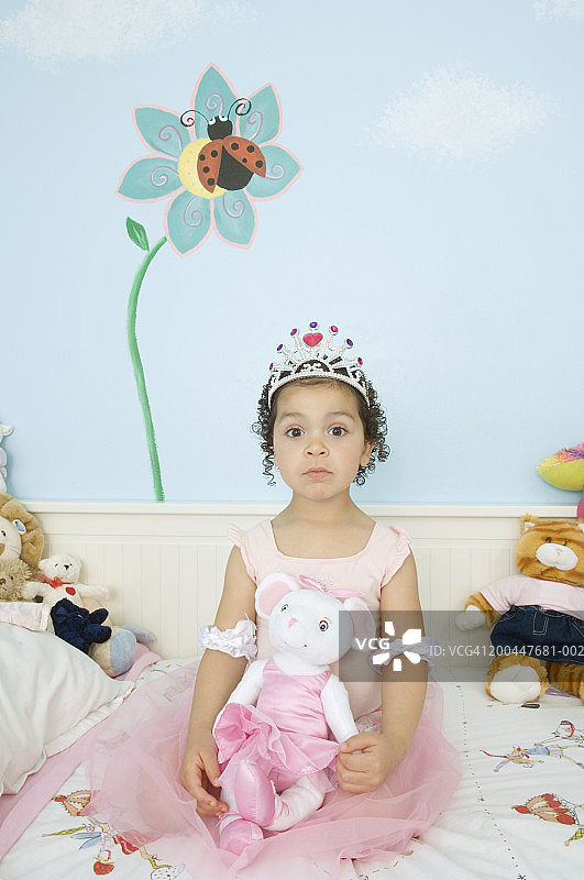 穿着公主裙坐在床上的小女孩（2-4岁）肖像图片素材