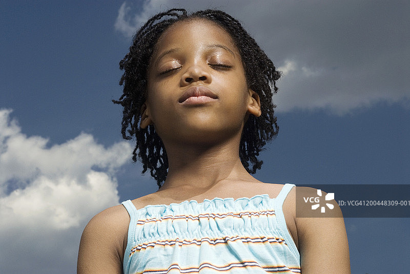 闭着眼睛的年轻女孩（8-10岁）图片素材