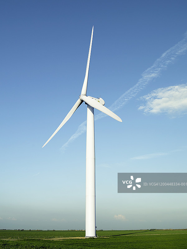 田野中的风力涡轮机（低角度）图片素材