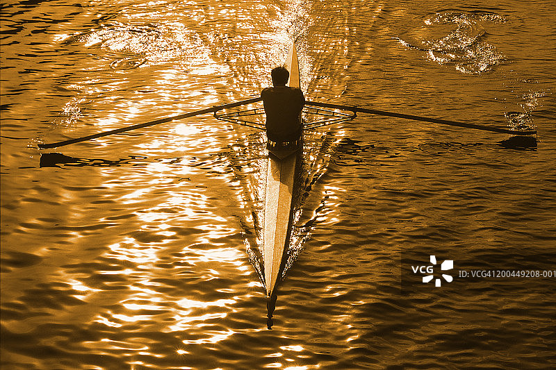 划船的男人剪影，高角度后视图图片素材