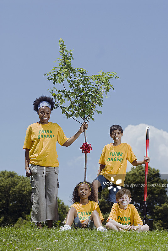 妇女和孩子们准备种植树苗图片素材
