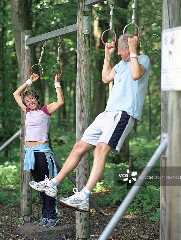 年长的女人和中年男人在障碍训练场上图片素材