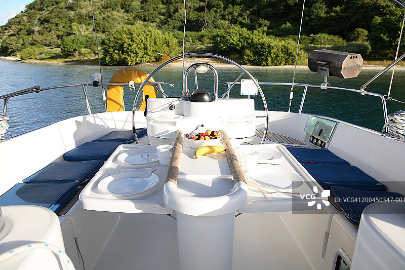 船甲板上的水果沙拉碗图片素材