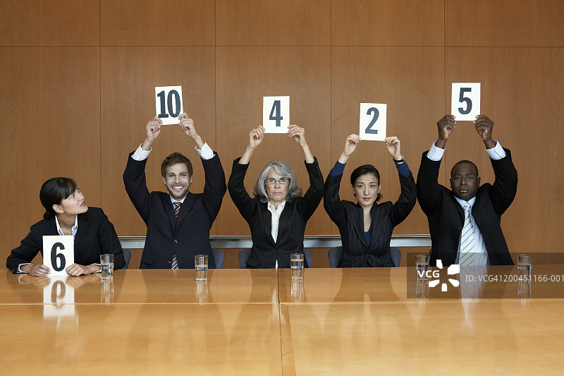 商务同事举着数字卡片图片素材