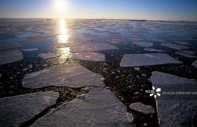 南极洲：夏季末期融化的海冰图片素材