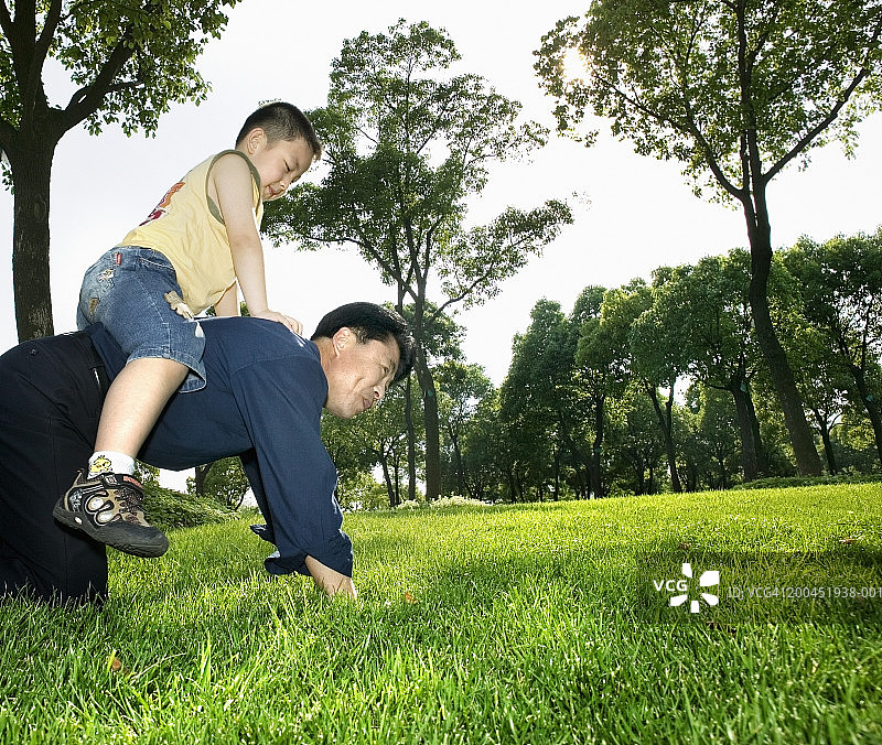 骑在父亲背上的（4-6岁）男孩侧视图图片素材