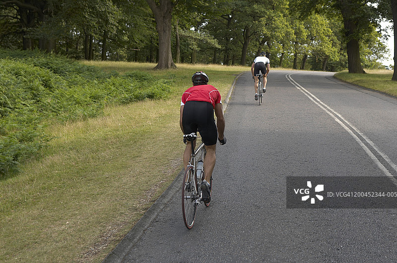 道路上的两位男子自行车手，后视图图片素材