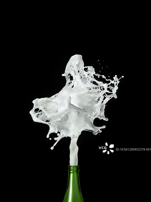 香槟从瓶中喷涌而出图片素材