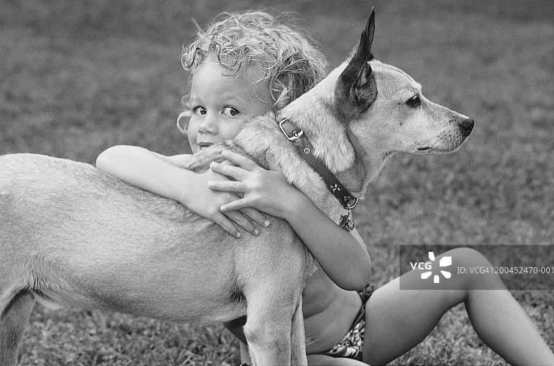 拥抱小狗的女孩（4-6岁）肖像（黑白）图片素材