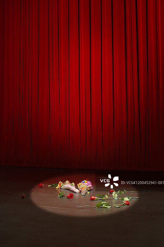 舞台聚光灯下的花朵图片素材